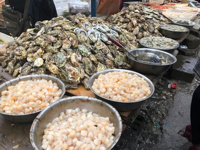 烟台人吃海鲜最好的时节到了！个个肥美，鲜，价低！